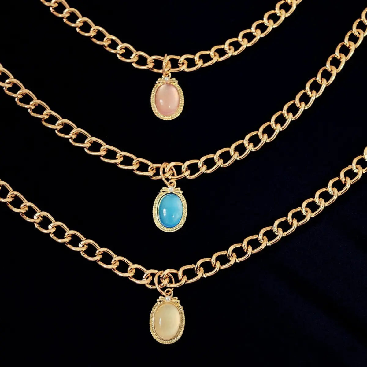 Pet cats belong to pendants Hypersku