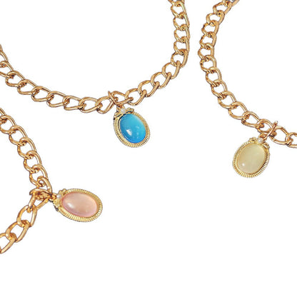 Pet cats belong to pendants